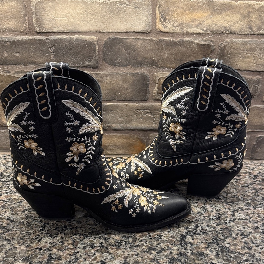 Dingo Black and Gold Embroidered Heeled Boots
